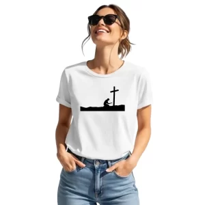 Camiseta branca ao pé da cruz